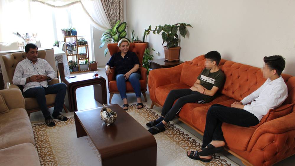 Çocukları için kariyerinden vazgeçen kadın, 3 çocuğun hayatını değiştirdi