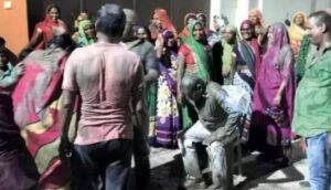 Hindistan'da "yağmur tanrısı için" belediye başkanını çamura buladılar
