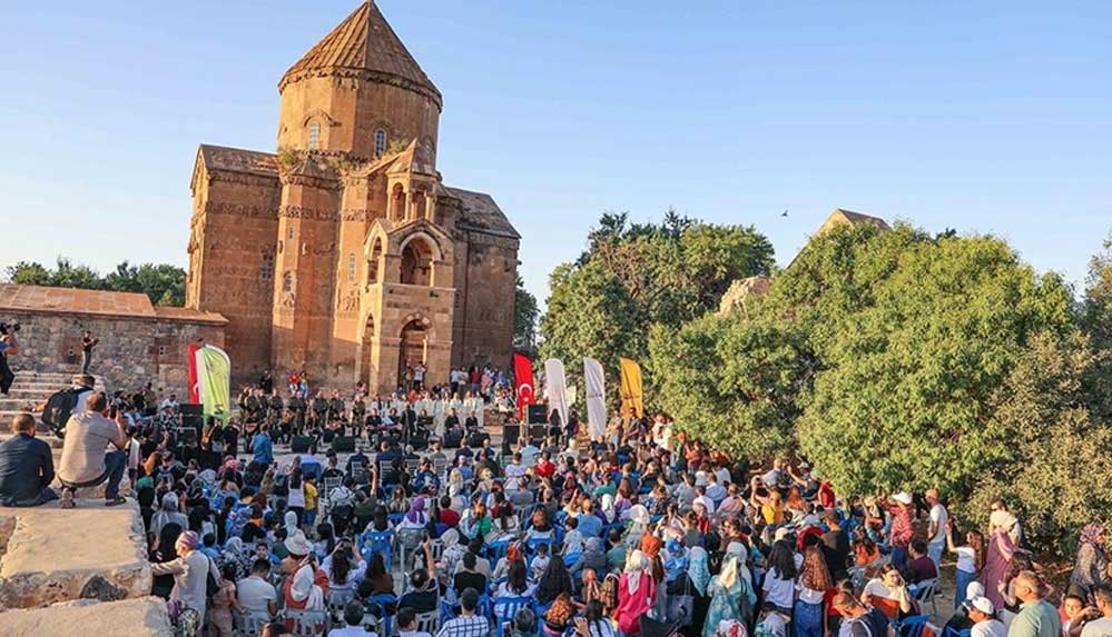 Akdamar Adası'nda çok dilli konser 4 Akdamar-Adası'nda-çok-dilli-konser