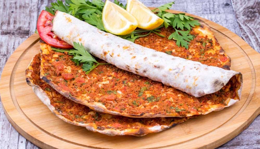 Bodrum,-lahmacuna-yeni-soluk-getirdi--Deniz-mahsullü-lahmacun-395-TL-2