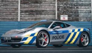 Çekya'da emniyet teşkilatı Ferrari'ye el koydu, polis aracı yaptı