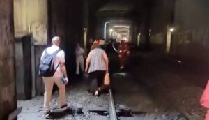 Fransa'da yolcular uzun süre tünellerde mahsur kaldı