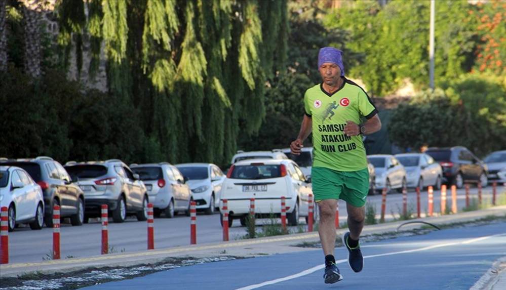 Gündüz balık ağı örüyor akşam maratona hazırlanıyor