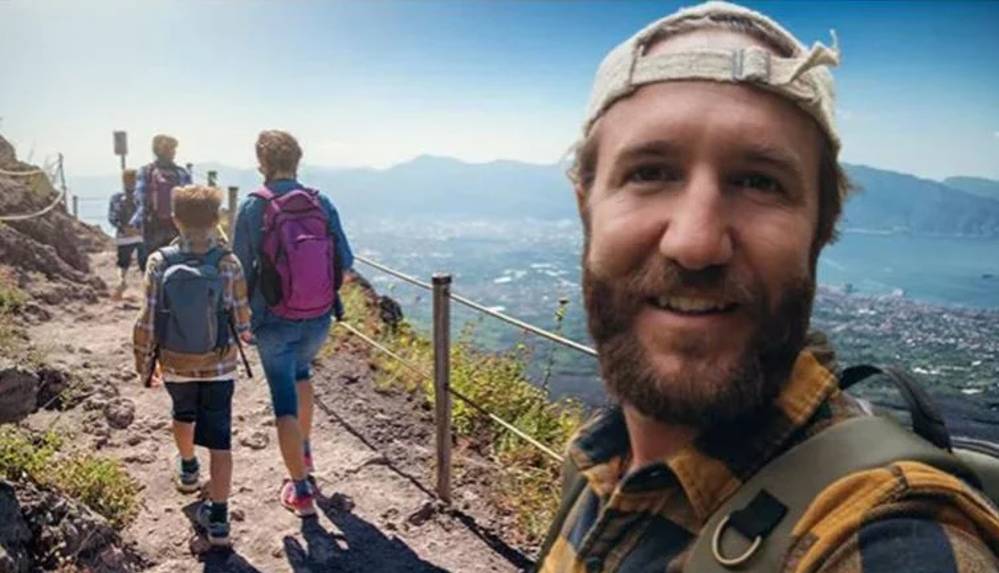 İtalya'da feci olay Selfie çekerken yanardağa düştü!