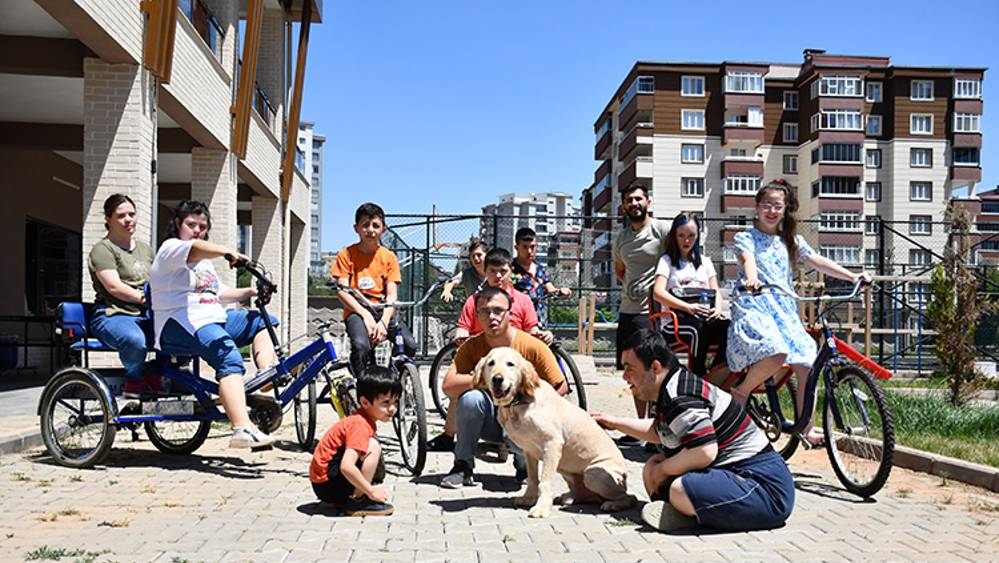 Kahramanmaraş'taki down sendromlu çocukların en yakın arkadaşları 'Max'