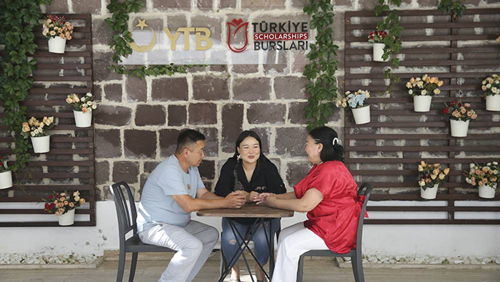 Moğalistanlı öğrencinin mezuniyet törenindeki büyük sevinci, 3 yıl sonra ailesiyle buluştu