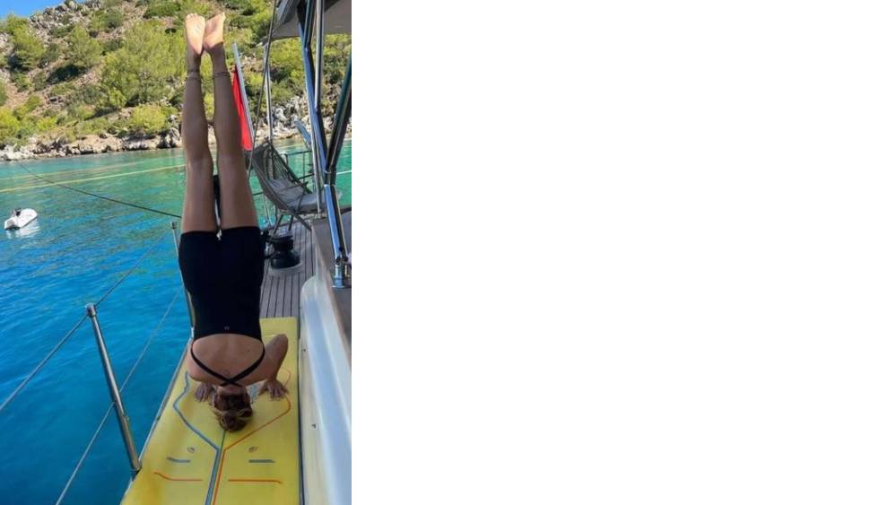 Pınar Altuğ teknede amuda kalktı