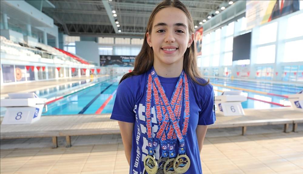 Su korkusunu yenmek için başladığı yüzmede olimpiyatları hedefliyor