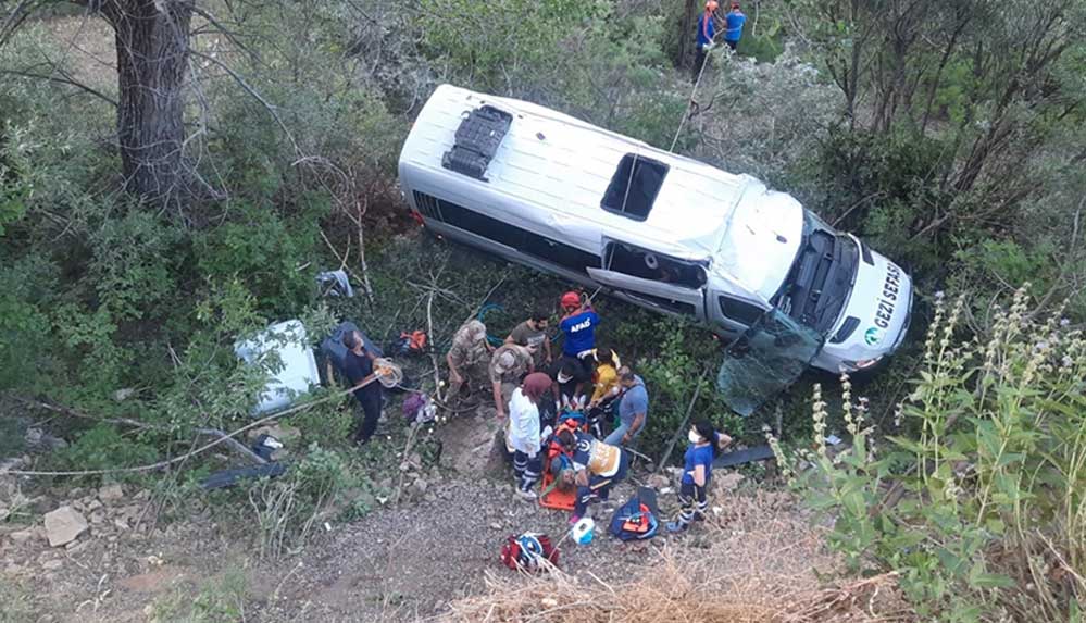 Tunceli'de tur minibüsü şarampole devrildi: 19 kişi yaralandı