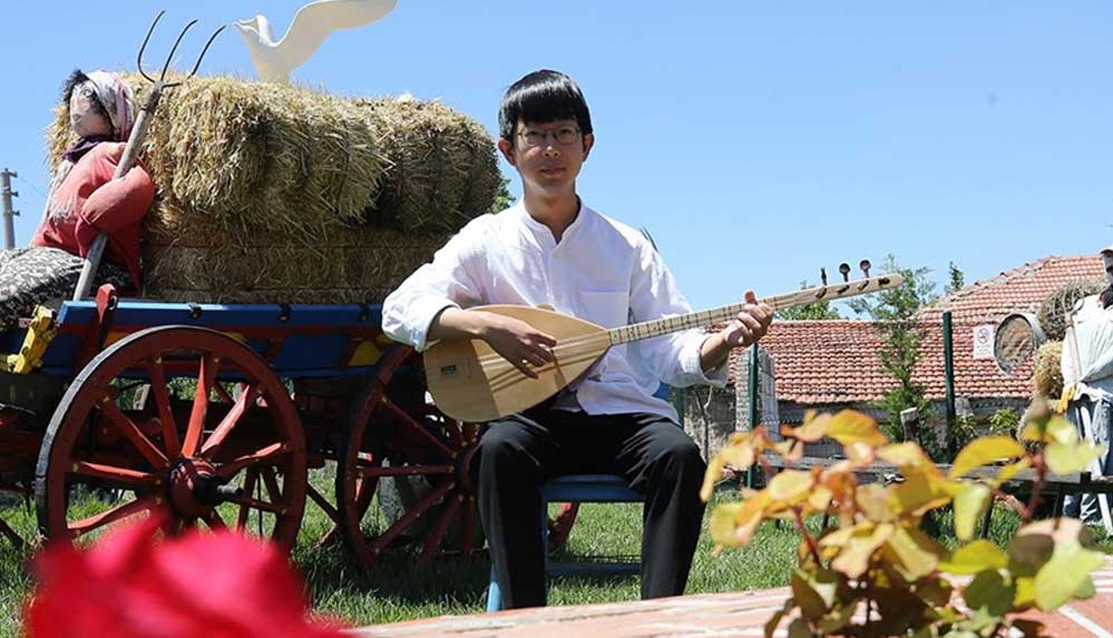 Türk halk müziği aşığı Japon İmajo, hem bağlama çalıyor hem türkü söylüyor