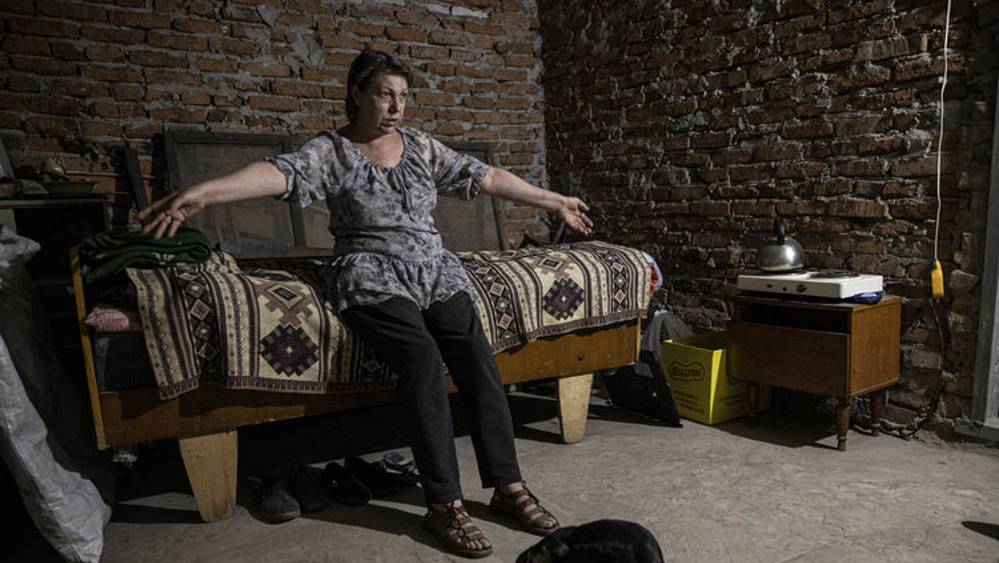 Ukrayna'da Rus saldırısında evsiz kalan Nadya, eşiyle komşu apartmanın bodrumuna sığındı