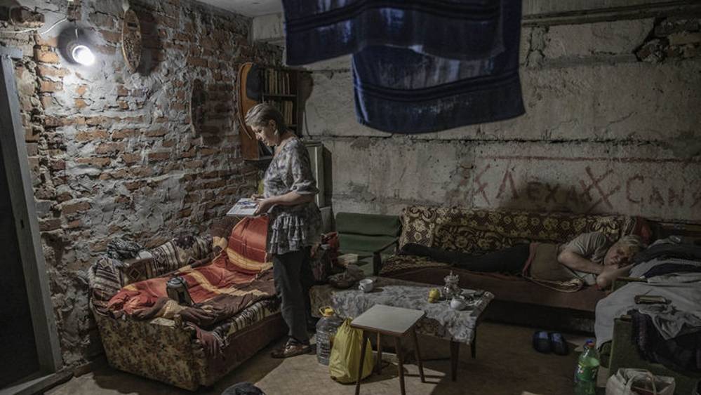 Ukrayna'da Rus saldırısında evsiz kalan Nadya, eşiyle komşu apartmanın bodrumuna sığındı