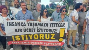 İzmir'de kamu emekçileri bordrolarını yaktı