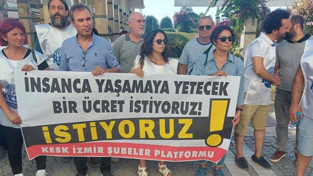 İzmir'de kamu emekçileri bordrolarını yaktı