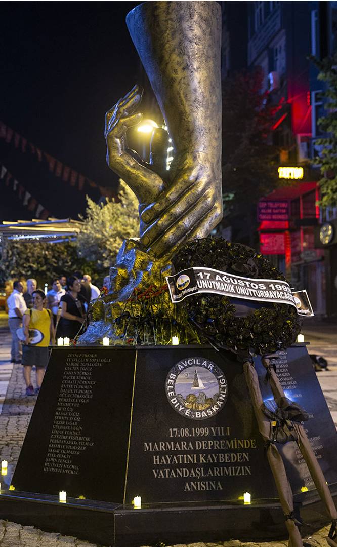 17 Ağustos 1999 depreminde hayatını kaybedenler yıldönümünde anıldı 6 17 Ağustos 1999 depreminde hayatını kaybedenler yıldönümünde anıldı