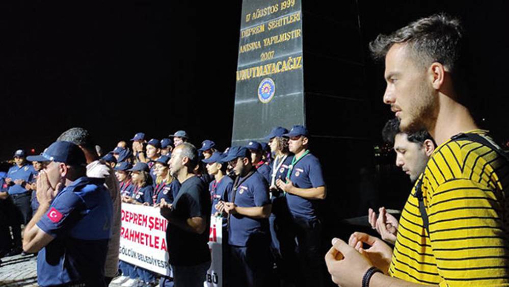17 Ağustos 1999 depreminde hayatını kaybedenler yıldönümünde anıldı 3 17 Ağustos 1999 depreminde hayatını kaybedenler yıldönümünde anıldı
