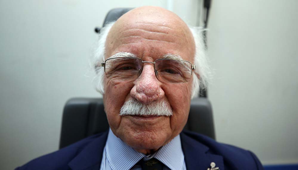 84 yaşındaki hastanın burnundan 100 gramlık kitle alındı