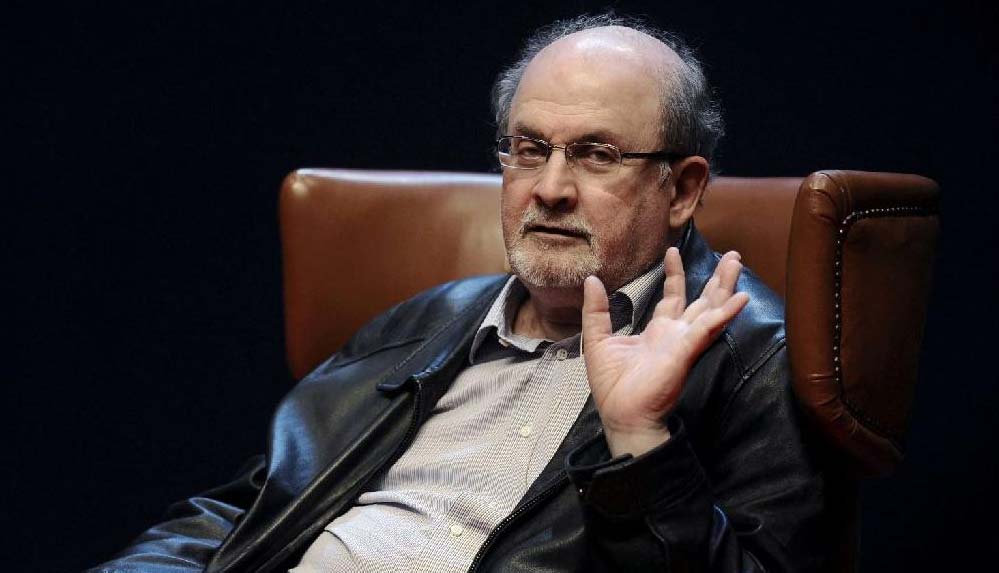 ABD'de-bıçaklı-saldırıya-uğrayan-Salman-Rüşdi-bir-gözünü-kaybedebilir