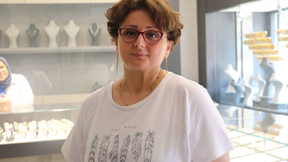 Aile mesleğinin devamı için selde kaybettiği eşinin yerine tezgahın başına geçti