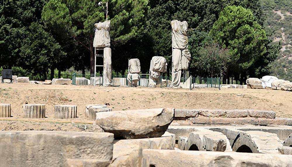 Antik Çağ'ın mitolojik dev tanrı heykelleri orijinal görüntüsüne kavuşuyor