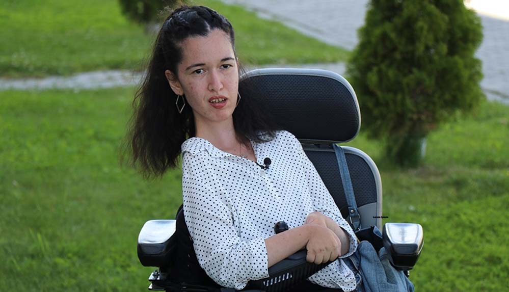 Azmiyle-3-yabancı-dil-öğrenen-Seda-hastalığına-rağmen-hayata-sımsıkı-tutunuyor