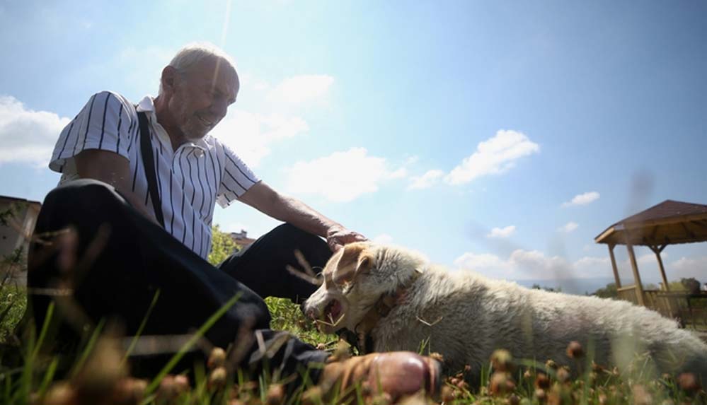 "Can dostu" köpeği 'Puki'yle huzurevinde hayatı paylaşıyor
