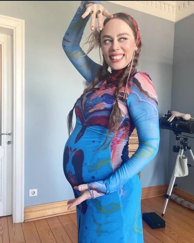 Demet Evgar kızı Mavi'yi kucağına aldı!