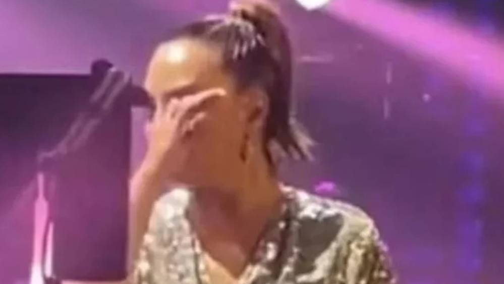 Ebru Gündeş, konserinde gözyaşlarına boğuldu