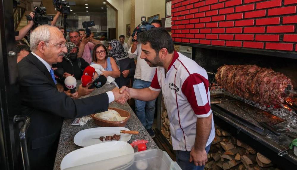 Erzurumlu vatandaş Kılıçdaroğlu’na dert yandı: ‘Beşli çeteler yerken, biz bir tane emekli maaşıyla geçiniyoruz’