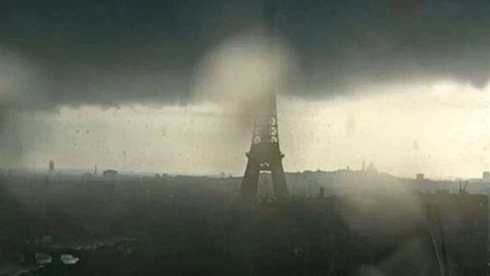 Fransa'da fırtına havalimanını birbirine kattı