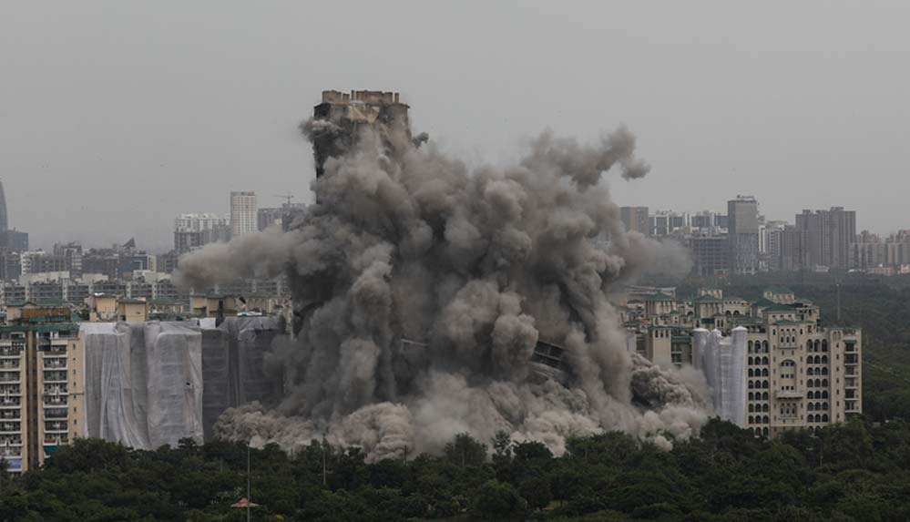 Hindistan'da 30 katlı kaçak gökdelenler böyle yıkıldı