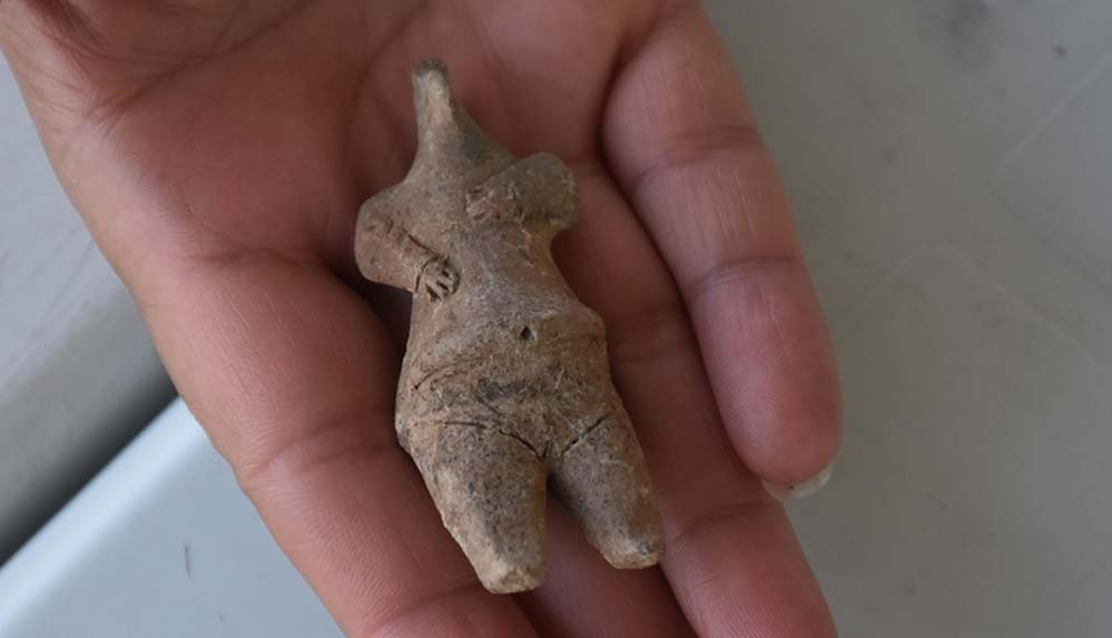 İzmir'deki kazıda 7 bin 800 yıllık kadın heykelciği bulundu