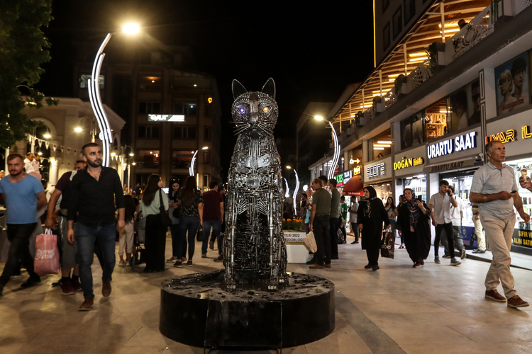 İranlı heykeltıraştan 650 kilogramlık Van Kedisi heykeli