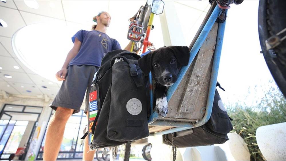 İtalyan bisikletçi, "uzun bisikleti" ve yolda bulduğu köpeği ile dünya turunda