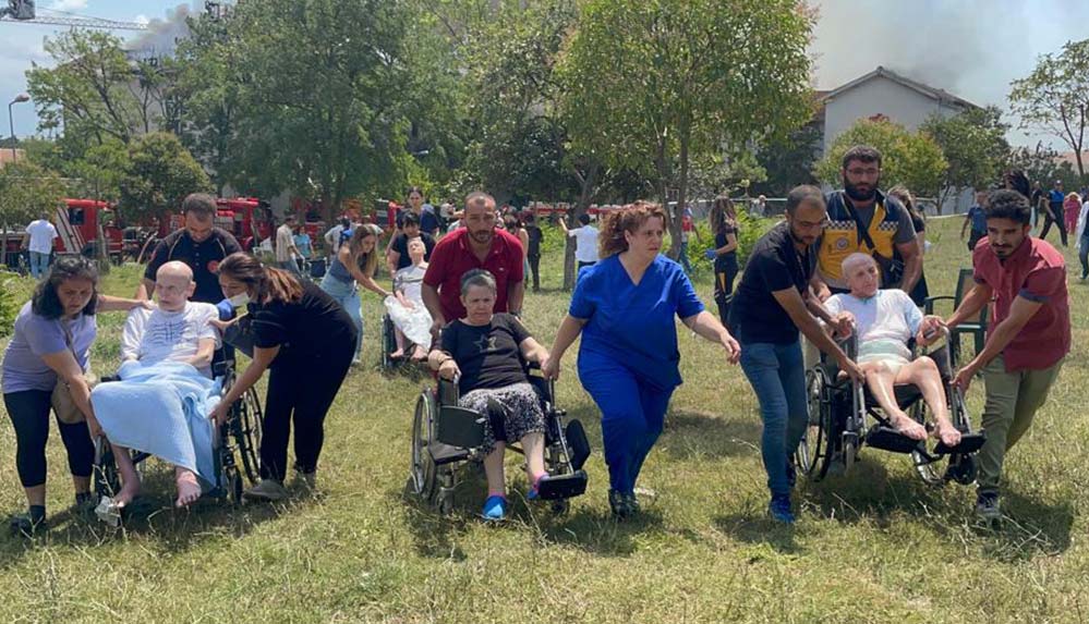 Balıklı Rum Hastanesi'nde korkutan yangın: Yaşlı hastalar son anda tahliye edildi