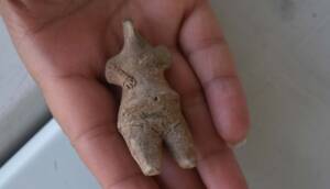 İzmir'deki kazıda 7 bin 800 yıllık kadın heykelciği bulundu