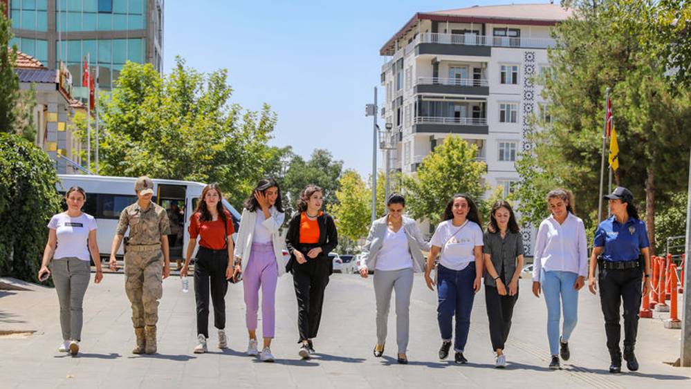 Kadın kaymakam makam koltuğunu kız çocuklarıyla paylaşıyor