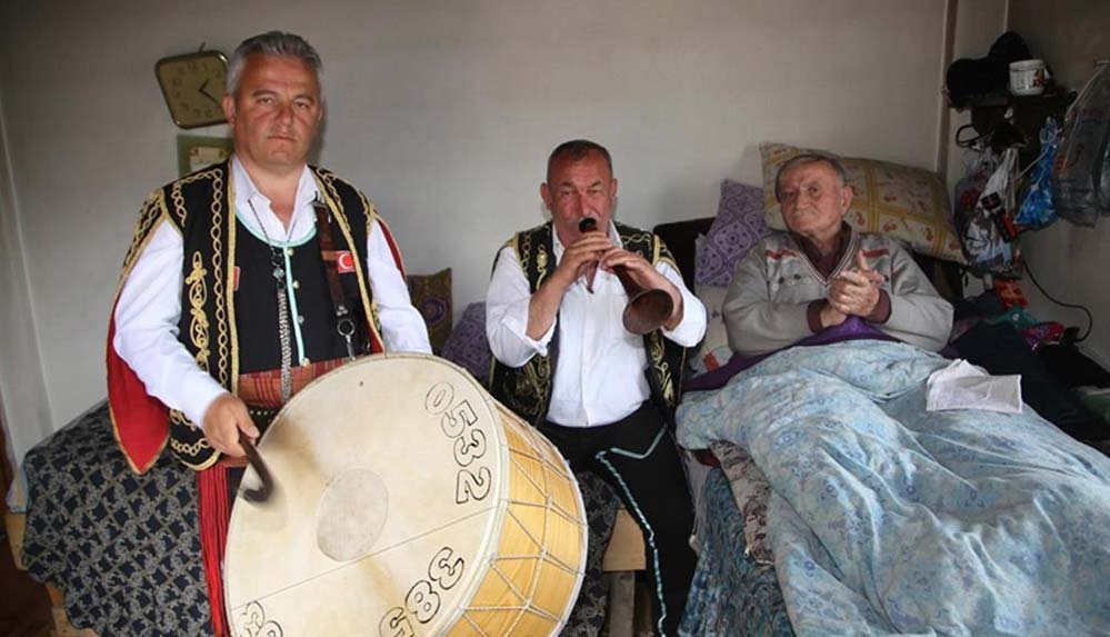Kastamonu'da-yatağa-bağımlı-hastaya-moral-için-davul-zurnalı-ziyaret