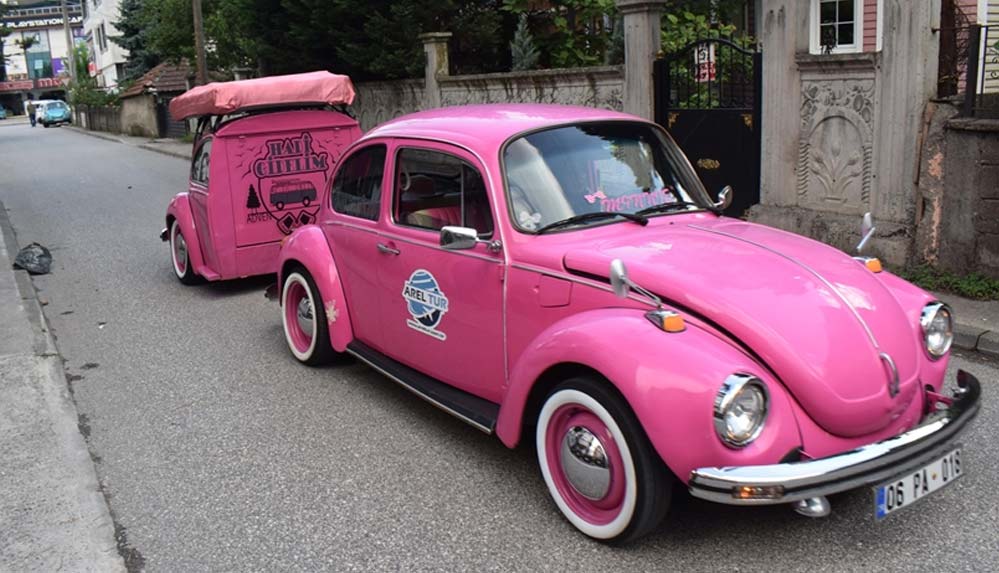 Klasik-araç-tutkusu-ve-kampçılık-hayalini-'Pembe-Aşk'ta-buluşturdu