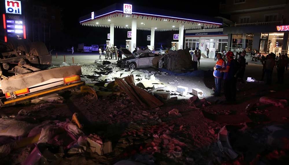 Mardin'de kaza yapan araçlara müdahale edenlere tır çarptı, 19 kişi hayatını kaybetti