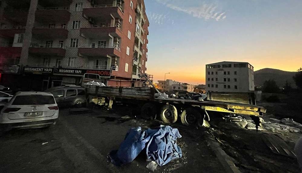 Mardin'de kaza yapan araçlara müdahale edenlere tır çarptı, 8 kişi hayatını kaybetti