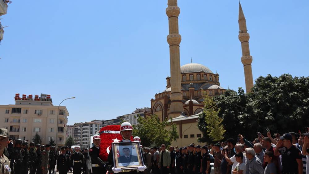 Şehit Topçu Uzman Çavuş Cirnooğlu, Kilis'te son yolculuğuna uğurlandı 4 Şehit Topçu Uzman Çavuş Cirnooğlu, Kilis'te son yolculuğuna uğurlandı