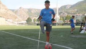 Tren kazasında ayağını kaybeden futbolcu Eren, Ampute Genç Milli Takımı'na seçildi
