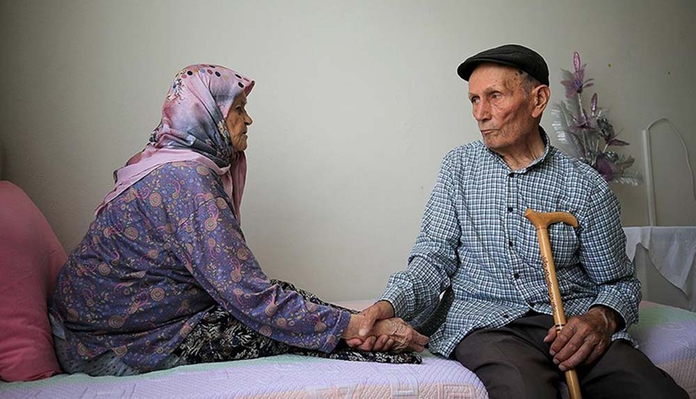 Yatağa-bağımlı-eşinin-elini-kaldıkları-huzurevinde-de-bırakmadı