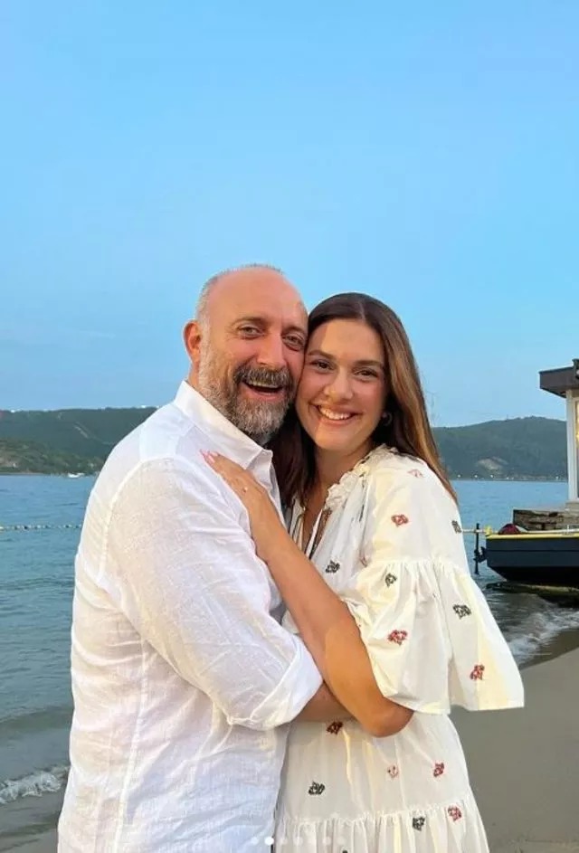 Bergüzar Korel'den doğum günü paylaşımı: Tanıştığımızda Halit şu anki yaşımdan 7 ben ise 18 yaş küçüktüm... 4 Bergüzar Korel'den doğum günü paylaşımı: Tanıştığımızda Halit şu anki yaşımdan 7 ben ise 18 yaş küçüktüm...