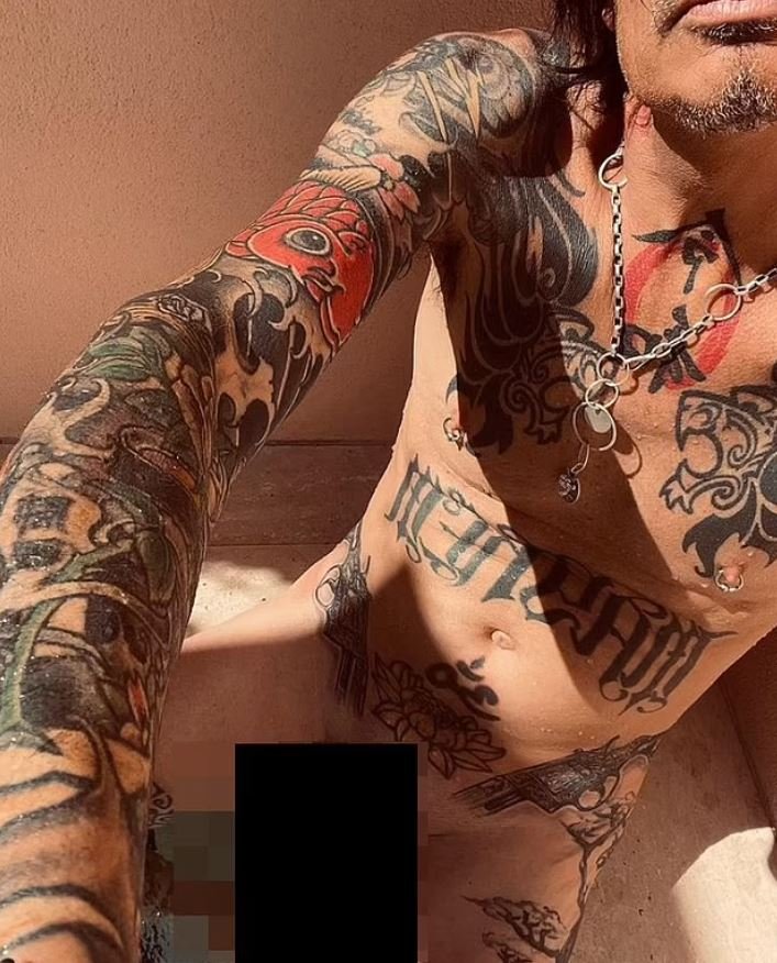 Ünlü müzisyen Tommy Lee çıplak fotoğrafını Instagram’da paylaştı