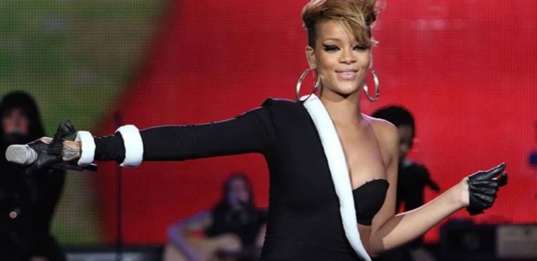 2023 Super Bowl’da Rihanna sahne alacak