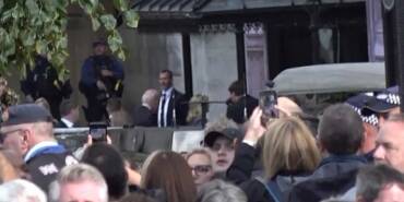 ABD-Başkanı-Joe-Biden-ile-eşi,-Kraliçe-2.-Elizabeth'in-naaşını-ziyaret-etti