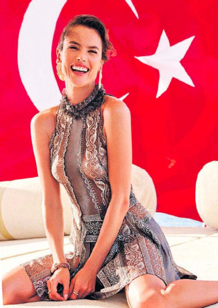 Dünyaca ünlü model Alessandra Ambrosio’dan Türk bayrağı önünde poz