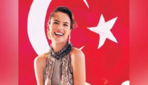 Dünyaca ünlü model Alessandra Ambrosio’dan Türk bayrağı önünde poz